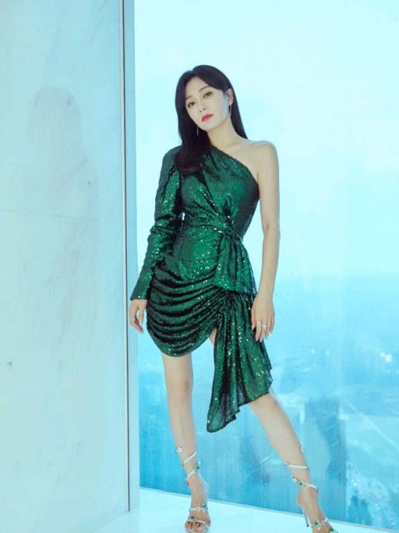 秦岚穿墨绿色连衣裙配精致高跟鞋,尽显女性魅力