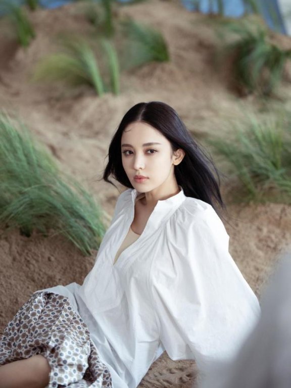 古力娜扎穿白衬衫印花裙简约大气，长发飘飘更添满满高级感