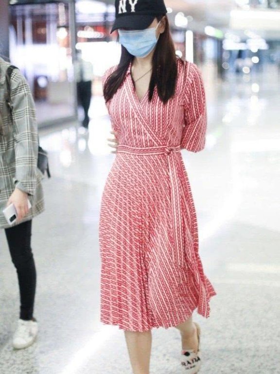 杨蓉穿红色连衣裙走机场,女神范十足