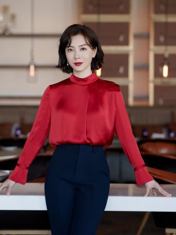 成熟女性超美职业装！陈数演绎精英职场风穿搭，干练优雅又有范儿