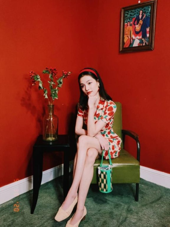 钟楚曦穿连衣裙优雅得像画中人，复古气质绝了