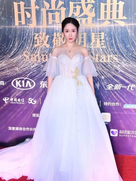 娄艺潇礼服都能穿成“婚纱”感，窈窕身材真让人羡慕