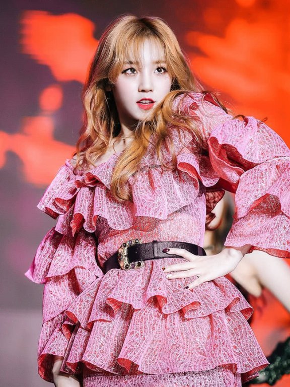 宋雨琦穿芭比粉裙魅力十足，谁知却勒出了胖肉腰