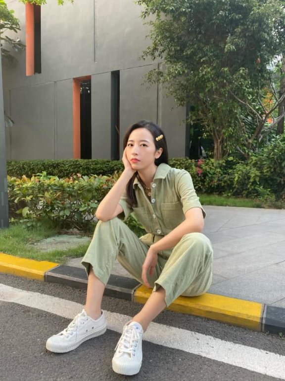 周雨彤笑脸T恤搭配涂鸦长裤,俏皮又有少女感