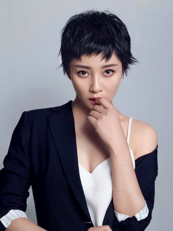 殷桃穿西服内搭白色吊带干练清爽，又美又飒