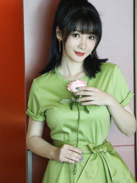柳岩新造型绿色连衣裙配高马尾清新有活力,满满御姐范