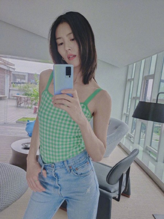 刘雯穿格纹吊带配蓝色牛仔裤秒变小清新少女,美回18岁