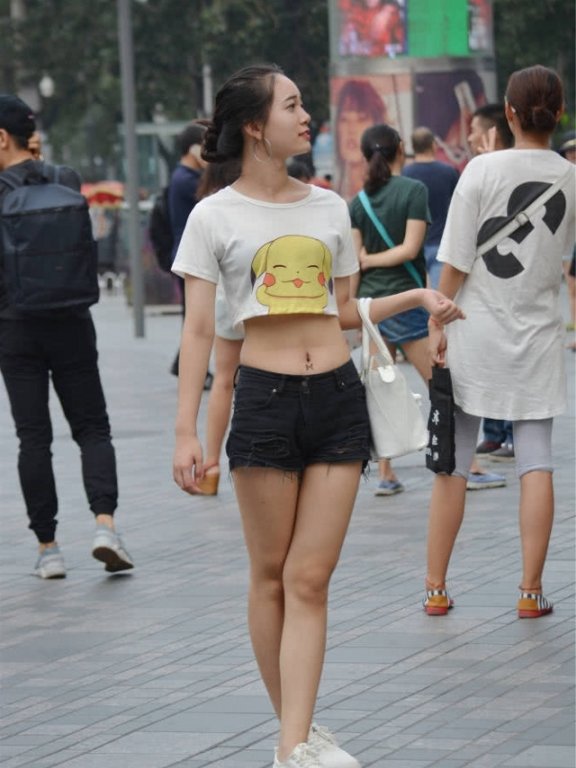 国内路人街拍，美女穿黑色低腰牛仔裤，多了几分俏丽感