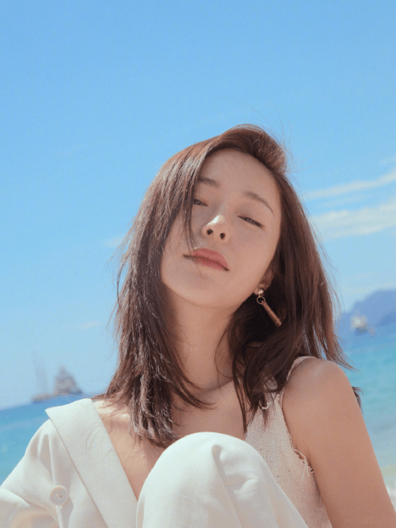 江一燕穿白色西服套装结合锁骨短发,率性时尚真好看