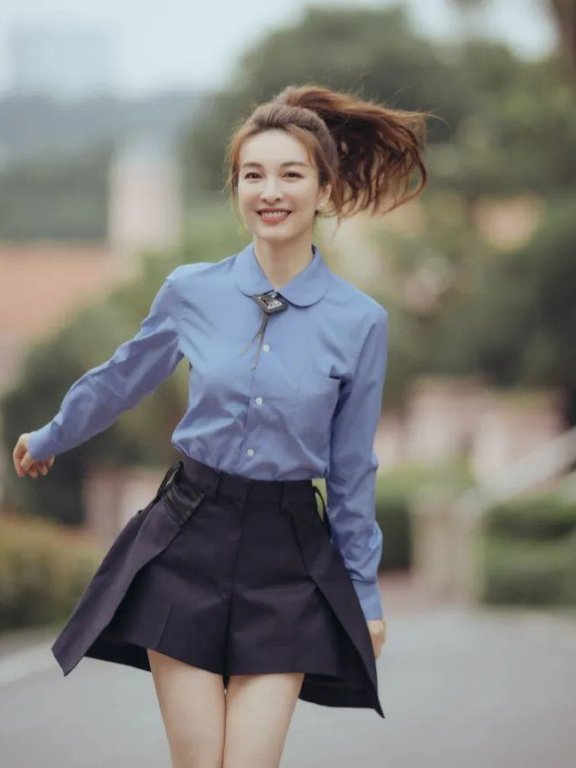 吴昕高马尾配休闲服,越来越像18岁少女