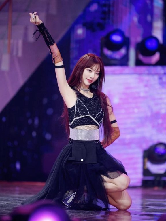 THE9成团后首次舞台造型,红黑撞色搭配又飒又美