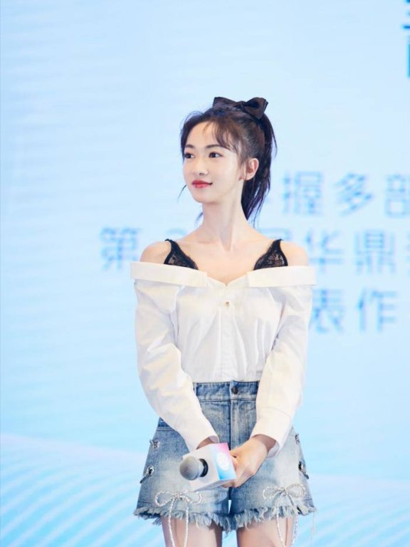 吴谨言穿千鸟格上衣配白裙优雅满分,天鹅颈完美抢镜