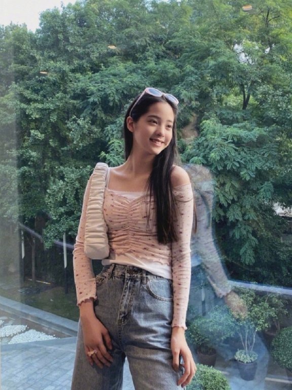 20岁欧阳娜娜穿紧身衣配牛仔裤,美得刚刚好