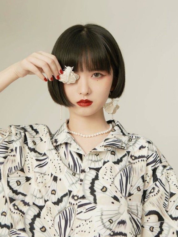 白衬衫穿上太单调?试试“印花衬衫”,复古时尚还有气质