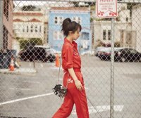 杨紫一身红色连体裤尽显高级感,气场能有2米8