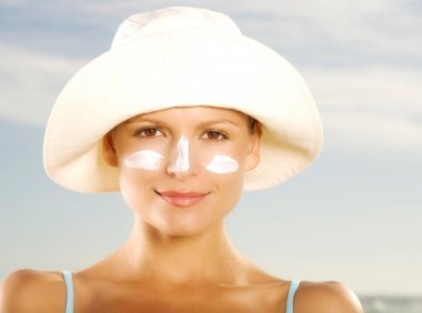 防晒霜可以直接涂在脸上吗?教你防晒霜的涂抹方法