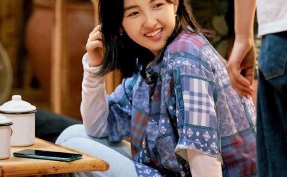 张子枫不扮成熟不装可爱,造型自然穿出了最舒服的高级感