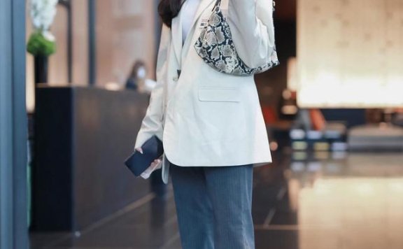 宋妍霏才是时尚IT GIRL,穿OVERSIZE西装挂个腋下包洋气十足