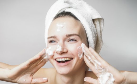 洁面乳怎么用才正确,洁面乳洗脸的注意事项