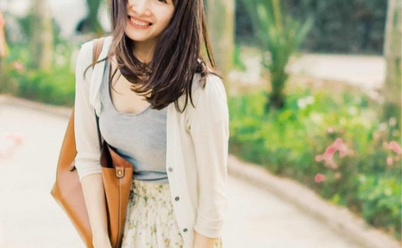 碎花半身裙配什么上衣，这样搭配让你上镜又抢眼