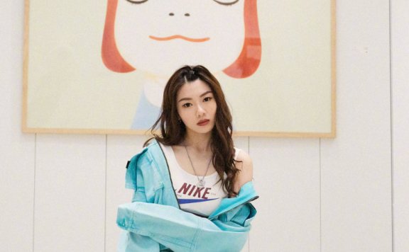 程晓玥穿背心配蓝色牛仔衣，清新帅气太有女王范