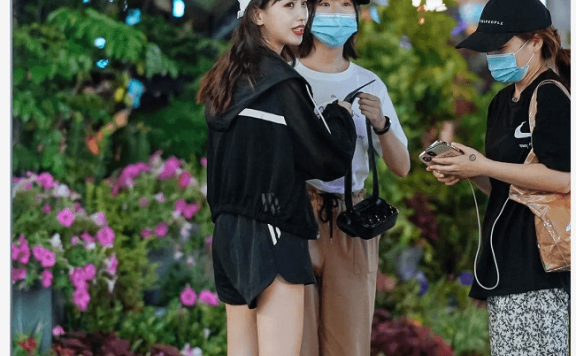 个性袜子流行成风？00后的小姐姐已经开始鼓捣自己的袜子了