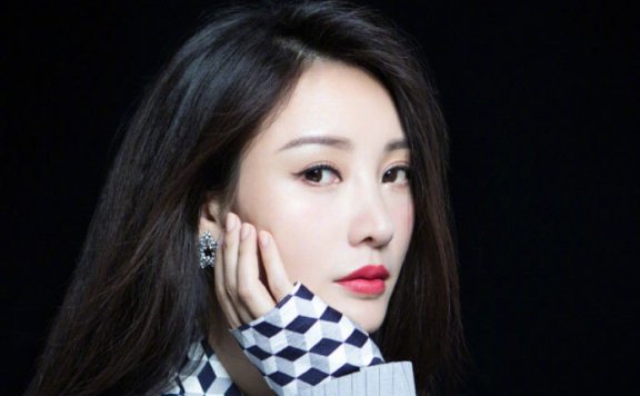 柳岩西装搭配印花衬衫穿得清雅知性,越活越年轻