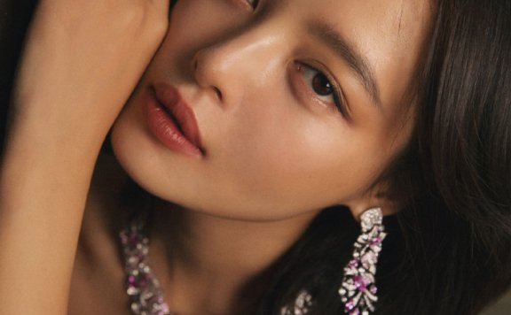 辛芷蕾穿针织背带装戴紫宝石首饰，气质有如开挂