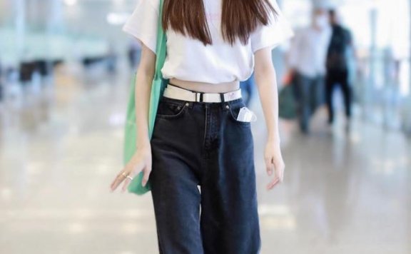 “林小宅”165但身材比例出众,最新街拍穿白T恤配阔腿裤乖巧可爱