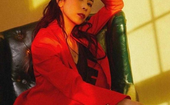 莫文蔚穿红色西服套装气质开挂,一般人驾驭不了这样的搭配