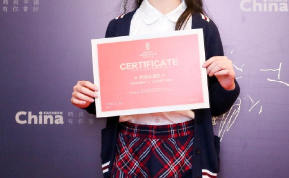 裴佳欣不愧是最美童星,10岁就会穿“石灰袜”秀腿,潮到飞起