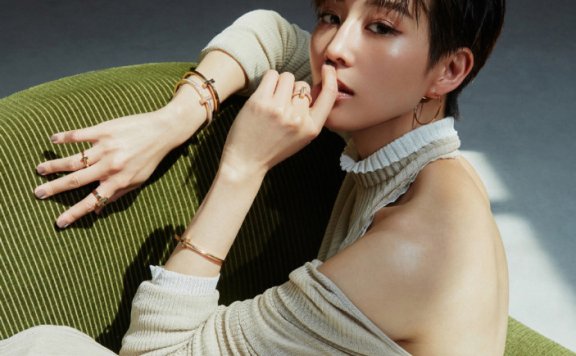 张钧甯剪短发后气质大变，搭配针织连衣裙秀美背帅气又性感