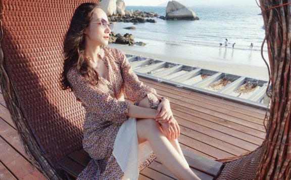 韩雪旅游也是美美的,穿碎花开叉裙小露“漫画腿”十足撩人