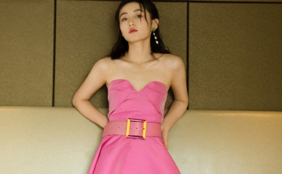 张子枫粉裙甜美写真图片