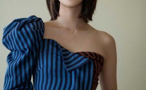 蓝盈莹礼裙故意“裁掉穿”，露一截香肩好诱人