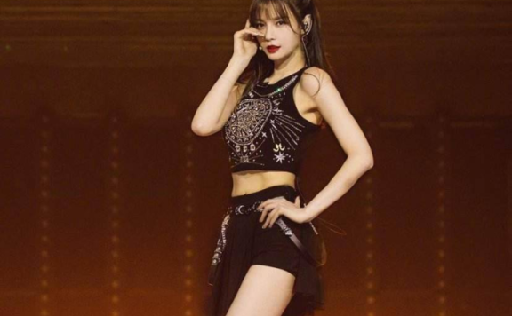 沈梦辰情商加分，爱情令人羡慕，细腰长腿时尚穿搭更有好感