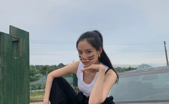 孙娜恩白背心搭工装裤,蜂腰直角肩比例刚好