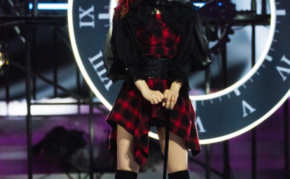 吴昕穿格纹裙化烟熏妆，斜扎高马尾变暗黑精灵