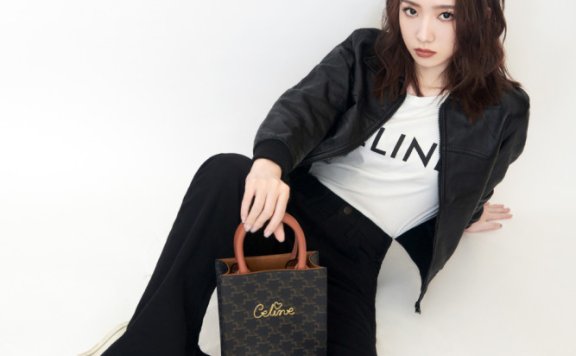 孟美岐穿黑色皮夹克配复古喇叭裤,气场强大不像22岁