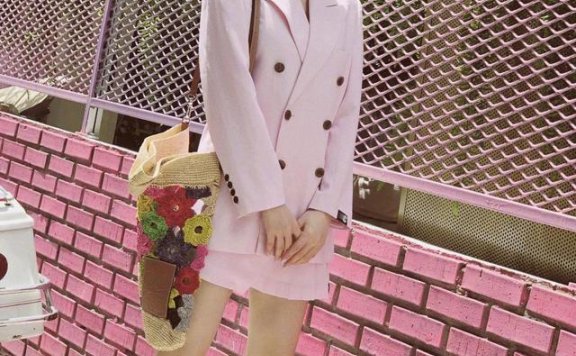 张俪粉色西服搭配同色系百褶裙真美!优雅又高级