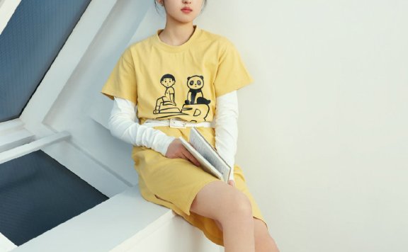 张子枫休闲时尚封面写真图片