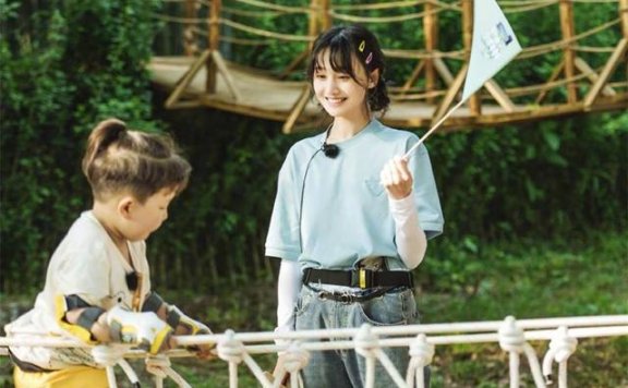 郑爽新造型蝴蝶结双马尾搭配彩色发卡，少女感十足