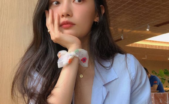 田依桐蓝色衬衫半截裤，清新中透着少女感