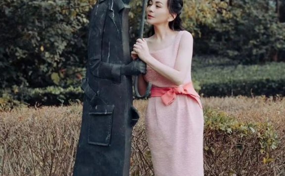 “雪姨”王琳粉裙配蝴蝶腰带身材窈窕,不输小姑娘