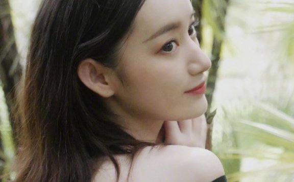 郭晓婷穿露脐装配百褶裙,“蚂蚁腰”太性感