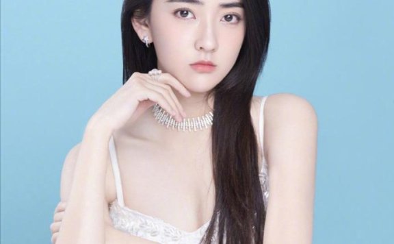 梁洁白色吊带连衣裙宛若优雅女神，完美身材惹人羡慕