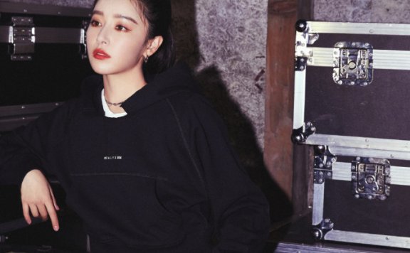 阚清子卫衣工装裤配高马尾,秀37分比例帅气十足