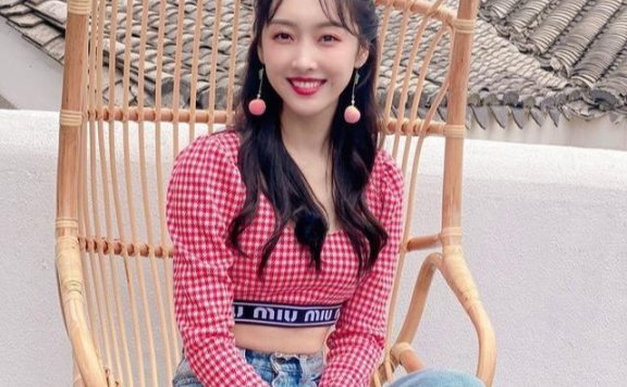 宣璐气质甜美,穿“粉嫩”炫腹装配俩耳饰,萌萌还可爱