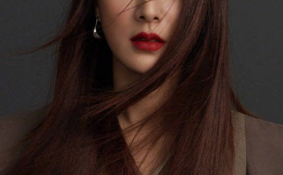 薇娅靠女王脸登大片!剪“手残刘海”真飒