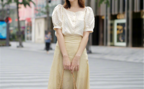 国内街拍：今年流行“短上衣搭配半身裙”，时髦显高又洋气！
